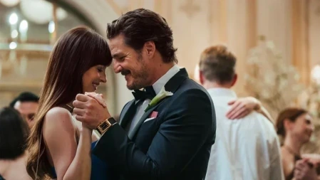 Dakota Johnson e Pedro Pascal dançam juntos em uma cena romântica de Amores Materialistas (2025)