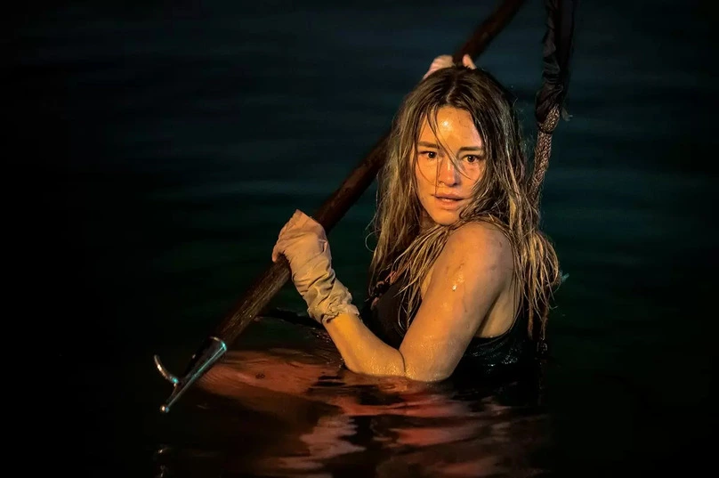 Protagonista enfrenta o perigo nas águas escuras em cena de Animais Perigosos (2025)