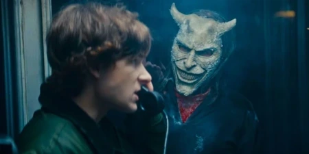 Mason Thames encara novo pesadelo enquanto o vilão mascarado ressurge em O Telefone Preto 2 (2025)