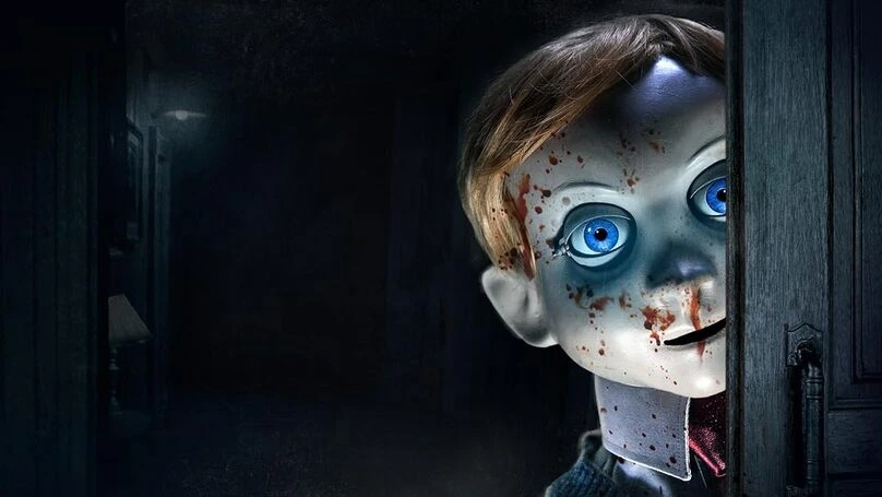 Boneco Rob1n com olhar perturbador e manchas de sangue no rosto em cena de Rob1n (2025)
