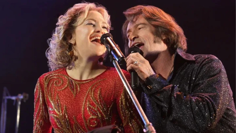 Personagens cantam juntos em cena musical do filme Song Sung Blue (2025)