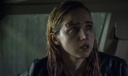 Zoe Kazan aparece ferida e assustada em cena de suspense no filme Um Monstro no Caminho (2016)